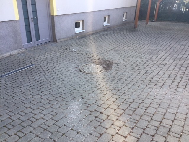 Vorher: abgesenktes Pflaster über eingebrochenem Kanal