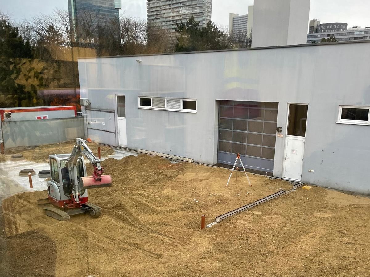 Vorher: Hoffläche als Baustelle mit Minibagger