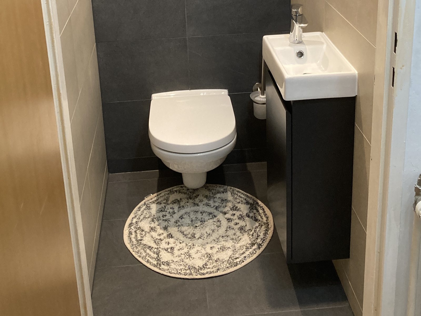 Nachher: saniertes WC mit Hänge-WC und Waschtisch
